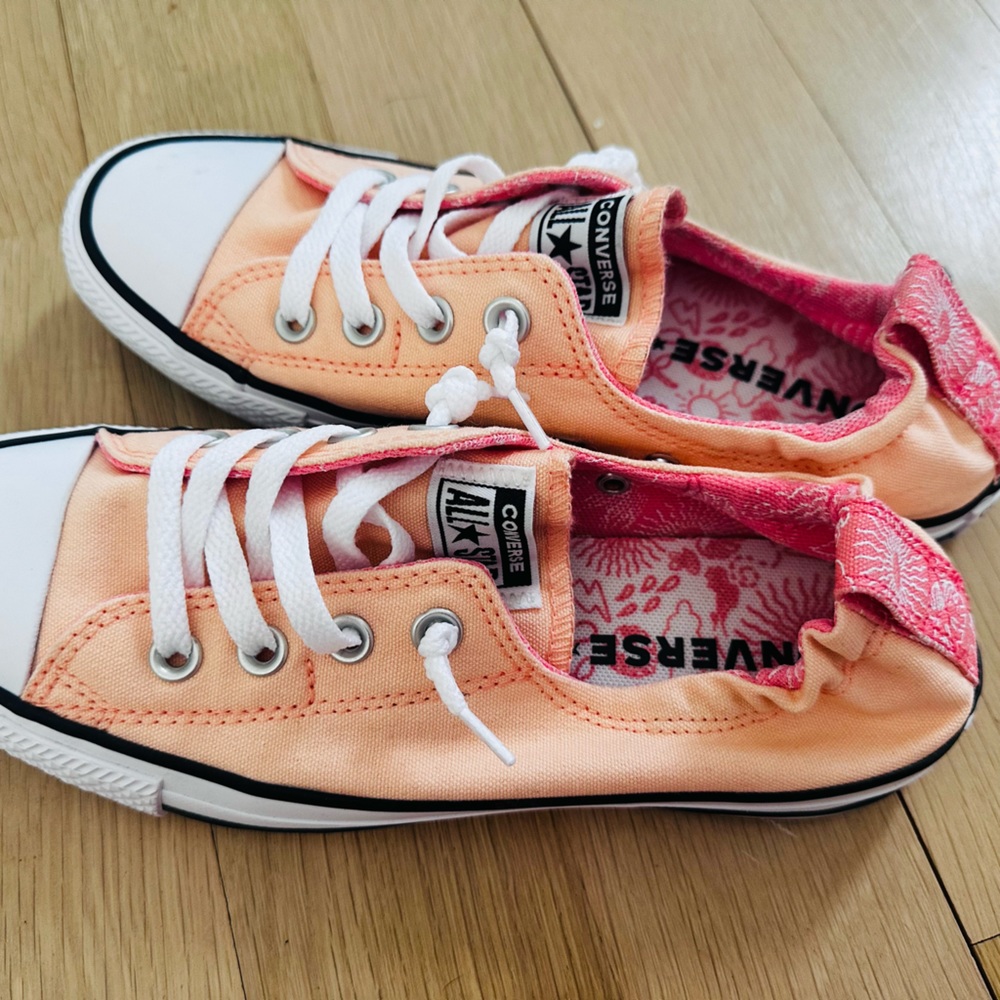 Peach Women’s Converse Size 8